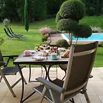 La Lilas Des Fargues Bed & Breakfast 4*