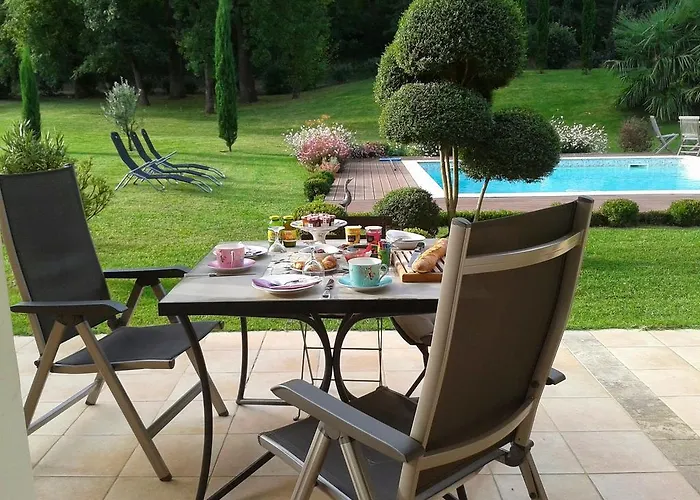 La Lilas Des Fargues Bed & Breakfast 4*